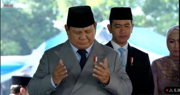 Momen Prabowo Berdoa Ditemani Gibran Saat Tinjau Sumur Lubang Buaya