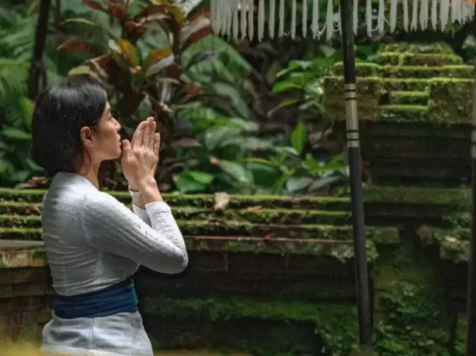 Netizen Heboh: Dian Sastrowardoyo Unggah Foto Sembahyang di Bali