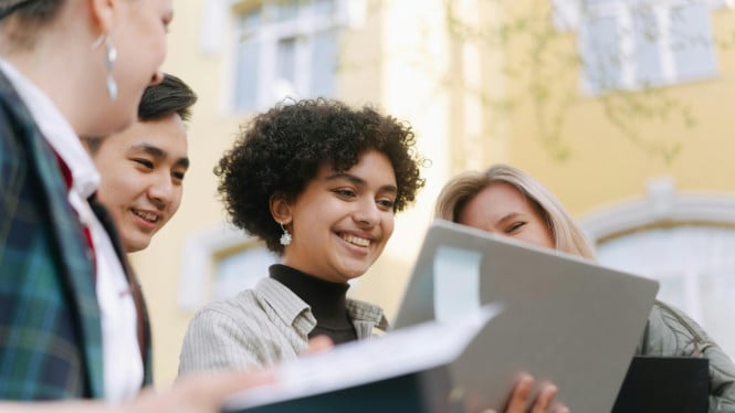 Office Frogging: Cara Gen Z Hindari Bos Toxic dan Gaji Minim