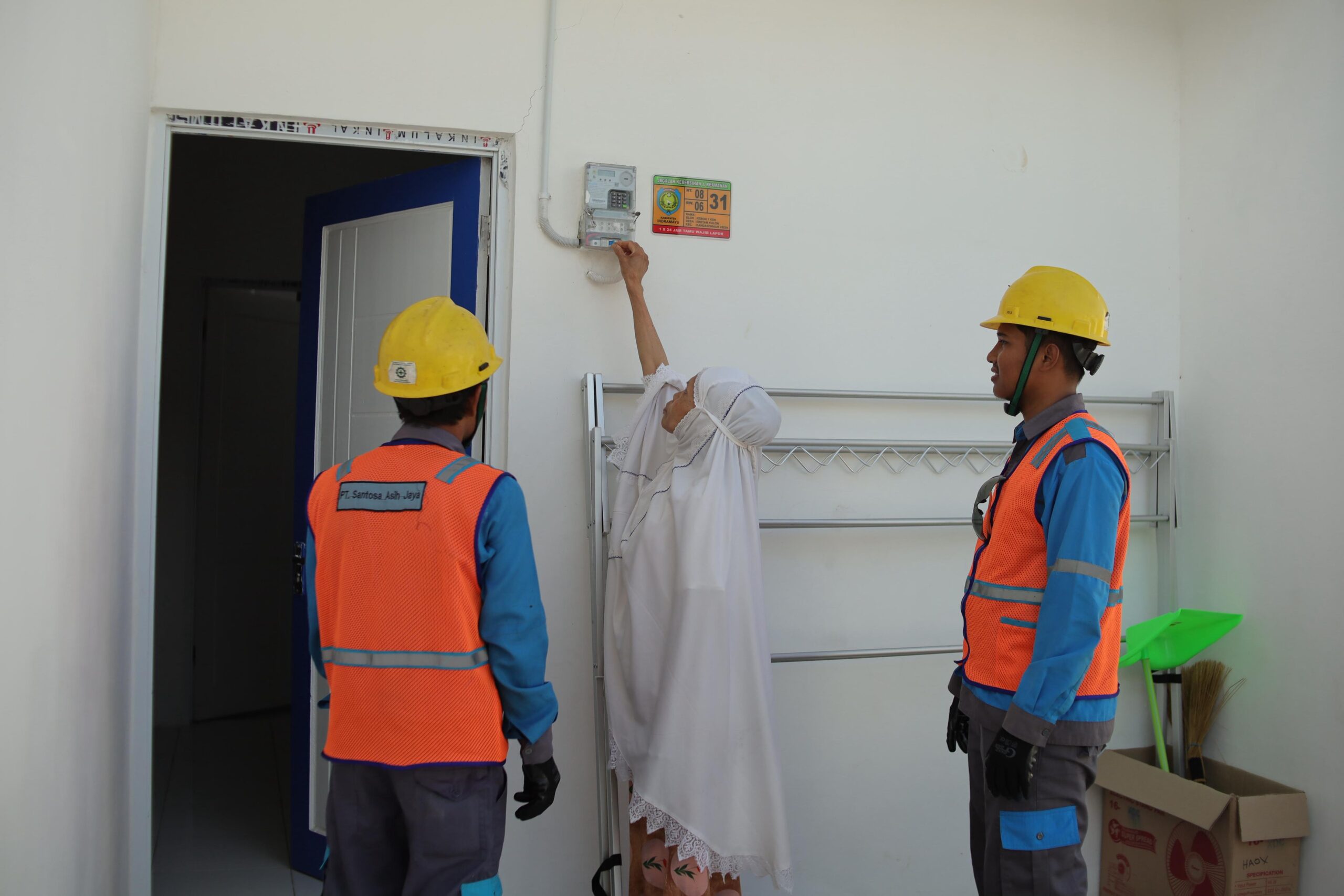 PLN Beri Sambung Listrik Gratis untuk 93 KK di Kampung Nelayan Indramayu