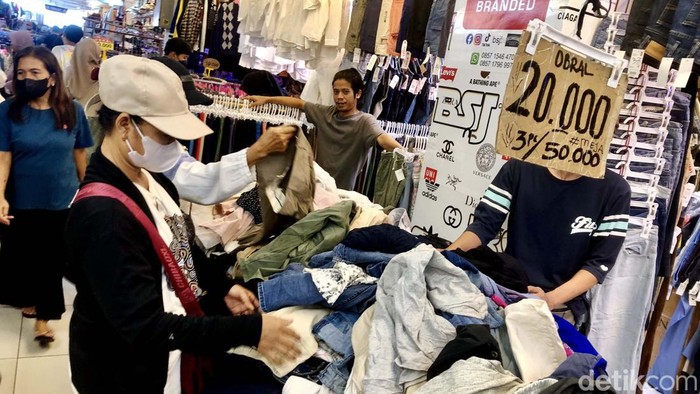 Pedagang Thrifting Pasar Senen Ketar-ketir Usai Aksi Purbaya