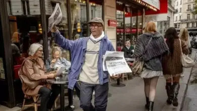 Penjual Koran Terakhir di Paris Dihargai Medali Kehormatan oleh Macron