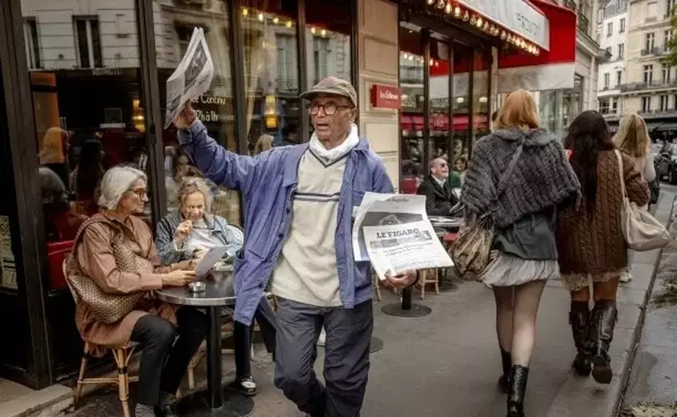 Penjual Koran Terakhir di Paris Dihargai Medali Kehormatan oleh Macron