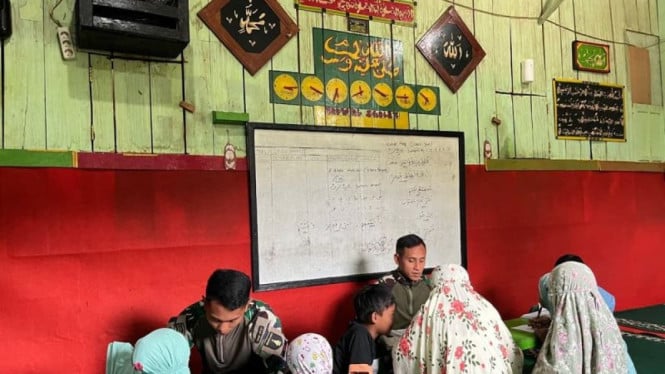 Prajurit TNI Mengajarkan Anak-Anak Muslim di Pedalaman Papua Baca Alquran