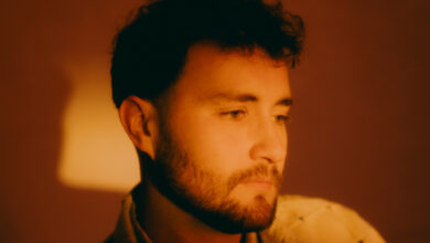 Sam Wills: Penyanyi Inggris Eksklusif Rekam Album Baru di Hutan