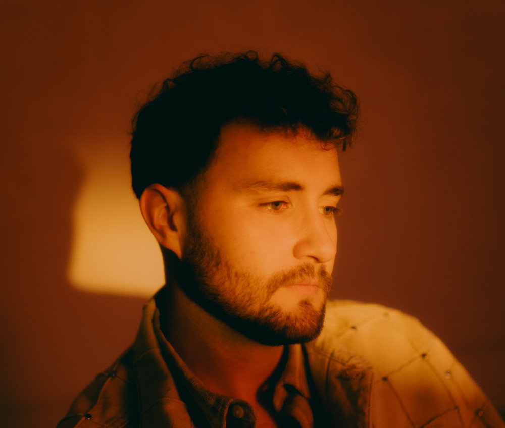 Sam Wills: Penyanyi Inggris Eksklusif Rekam Album Baru di Hutan