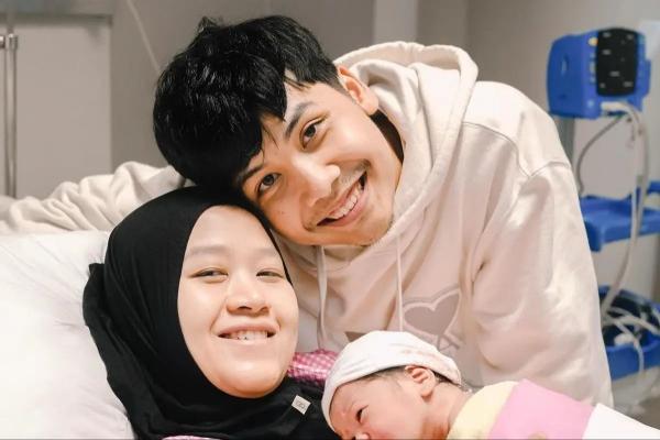 Selamat! Anak Pertama Bintang Emon Lahir, Diberi Nama Sabin