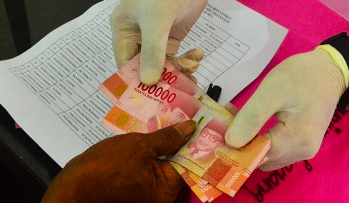 Seskab Teddy Pastikan Bansos untuk 35,04 Juta Keluarga Cair Hari Ini