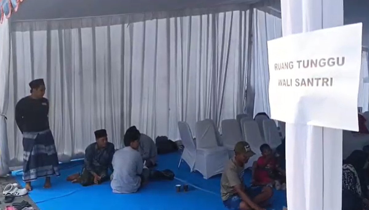 Tangis dan Harap di RS Bhayangkara, Keluarga Korban Ponpes Al-Khoziny Tunggu Kepastian