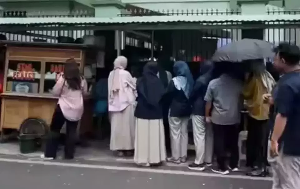 Warung Ayam Penyet Cabe Ijo Jadi Pilihan Menkeu Purbaya, Semakin Laris!