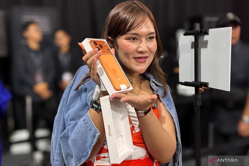 iPhone 17 Resmi Meluncur di RI, Fans Apple Antusias Unboxing Tengah Malam
