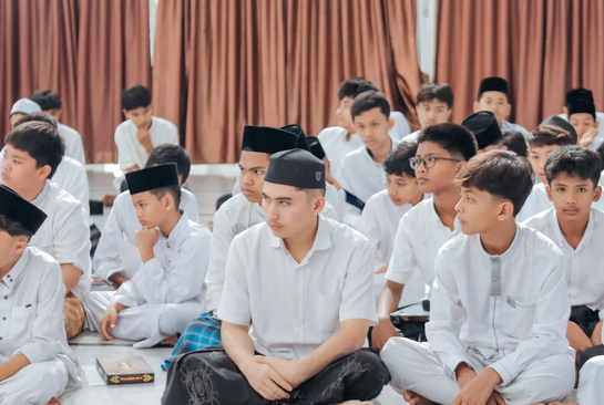 30 Mukadimah Lucu Ala Santri: Pembukaan Pidato Kocak yang Bikin Jamaah Ngakak!