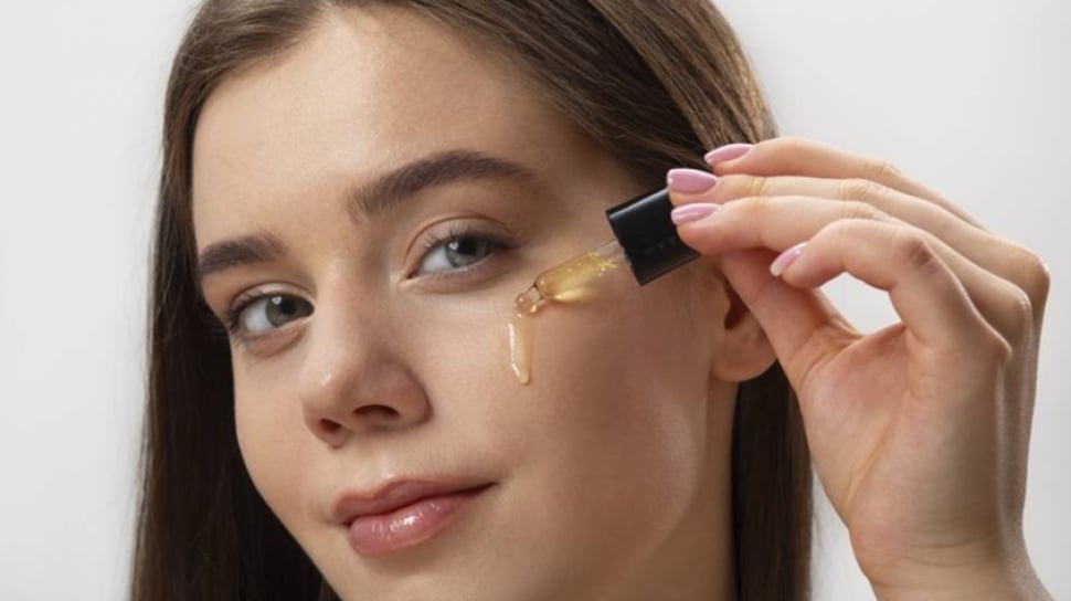 5 Serum Vitamin C Terbaik untuk Meratakan Warna Kulit di Usia 30, Bye Kulit Kusam!