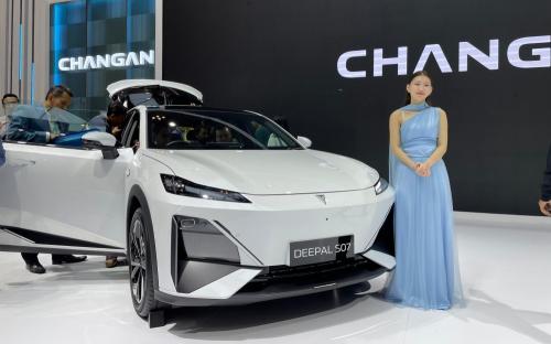Changan Kenalkan Mobil Listrik Lumin dan Deepal S07 di GJAW 2025: Simak Penampakannya!