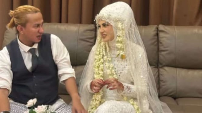 Helwa Bachmid Cium Kaki Habib Bahar Usai Salat: Tanda Istri Berbakti atau Momen Kontroversial?