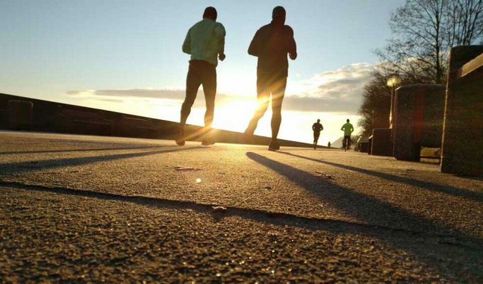 Jalan Kaki atau Lari: Mana yang Lebih Efektif Turunkan Berat Badan?