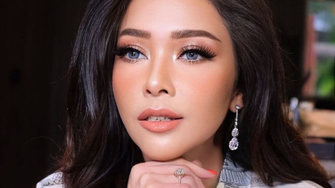 Maia Estianty Klarifikasi: Tanggapan Terhadap Kritikan Saat Al dan Alyssa Umumkan Kehamilan