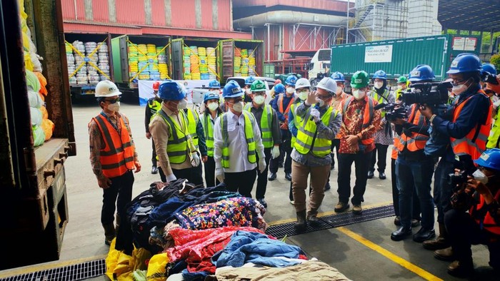 Mendag Bakar Baju Impor Rp 112 Miliar: Apa Alasan di Balik Tindakan Kontroversial Ini?