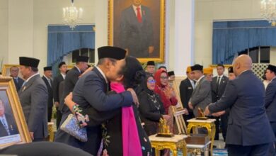 Moment Haru Titiek Peluk Erat Bambang-Tutut Setelah Soeharto Diberi Gelar Pahlawan Nasional