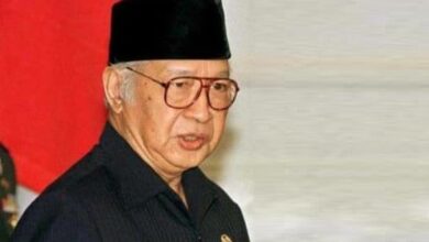Pemberian Gelar Pahlawan Nasional Soeharto: Kontroversi dan Reaksi Trending di Media Sosial