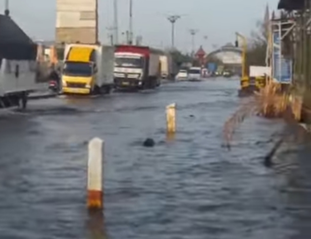 Pengusaha Truk dan Sopir Derita Kerugian Besar Akibat Banjir Pantura Semarang-Demak