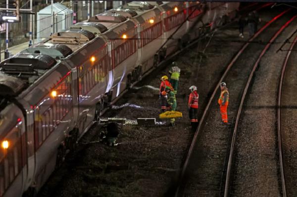 Penusukan Massal di Dalam Kereta di Inggris, 2 Orang Ditangkap Segera!