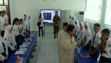 Prabowo Tantang Siswa SMPN 4 Bekasi: Momen Lucu dan Inspiratif dalam Arena Boxing!
