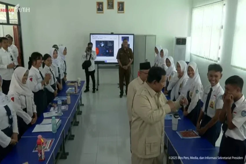 Prabowo Tantang Siswa SMPN 4 Bekasi: Momen Lucu dan Inspiratif dalam Arena Boxing!