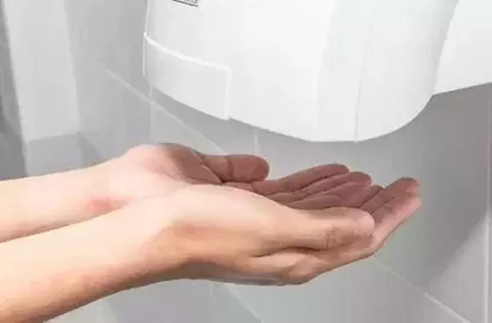 Studi Terbaru: Pengering Tangan di Toilet Dapat Sebarkan Bakteri Berbahaya!