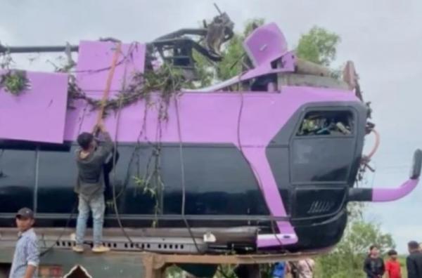 Tragedi Bus Sleeper Masuk Sungai: 13 Tewas dan 10 Hilang, Apa yang Terjadi?