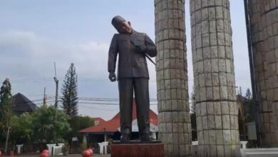 Viral! Leher Patung Soekarno Miring di Indramayu - Apa Penyebabnya?