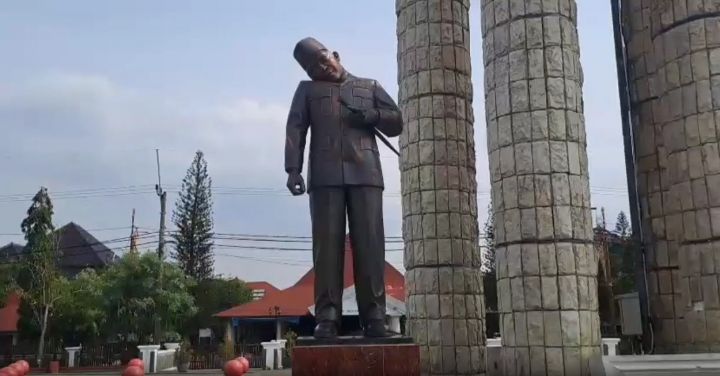 Viral! Leher Patung Soekarno Miring di Indramayu - Apa Penyebabnya?