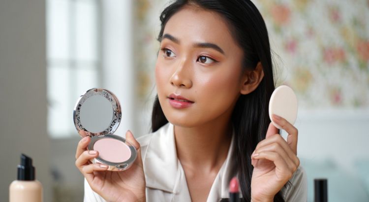 10 Rekomendasi Bedak Two Way Cake Terbaik untuk Kulit Mulus Tanpa Crack Seharian