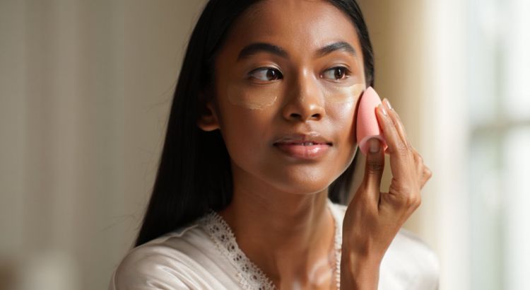 10 Rekomendasi Foundation Tahan Lama Terbaik untuk Makeup Seharian Anti Luntur