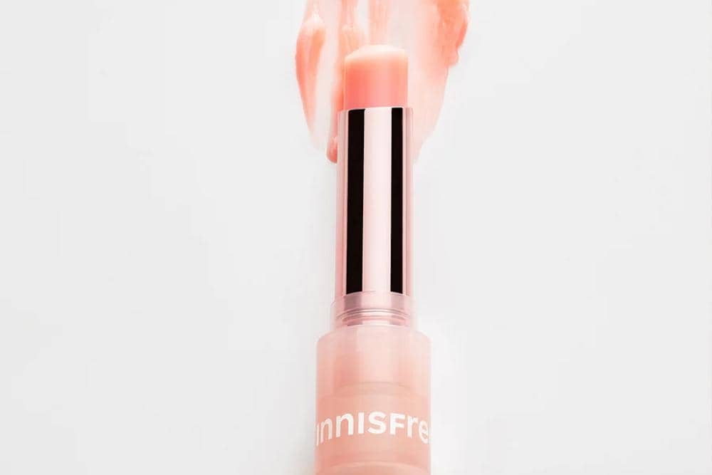 10 Rekomendasi Lip Balm Stick Terbaik untuk Melembapkan dan Merawat Bibir Kering