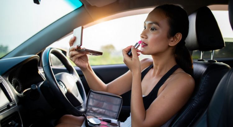 10 Rekomendasi Makeup Travel Friendly: Produk Multifungsi, Ringkas, dan Praktis Dibawa Liburan