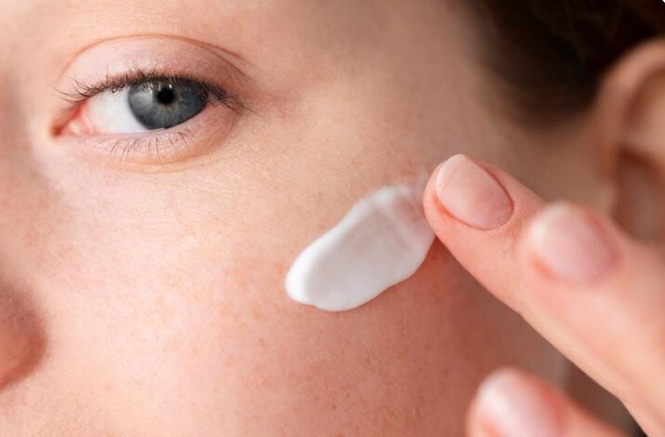 5 Sunscreen dengan Panthenol: Perlindungan Optimal dan Perawatan Skin Barrier Terbaik