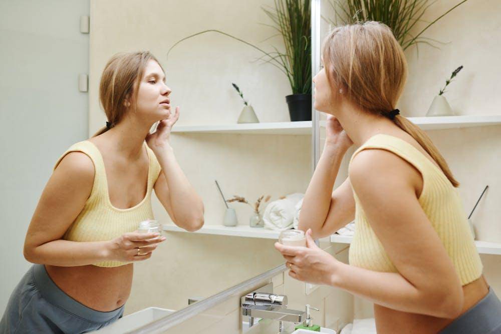 8 Rekomendasi Primer Aman untuk Ibu Hamil, Makeup Tahan Lama Seharian