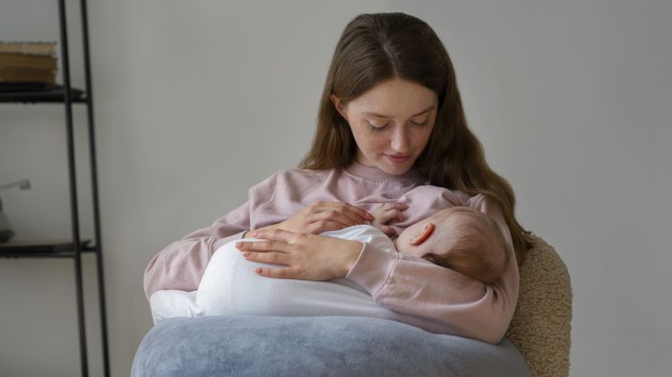 9 Rekomendasi Skincare Aman untuk Ibu Menyusui dengan Harga di Bawah Rp 100 Ribu