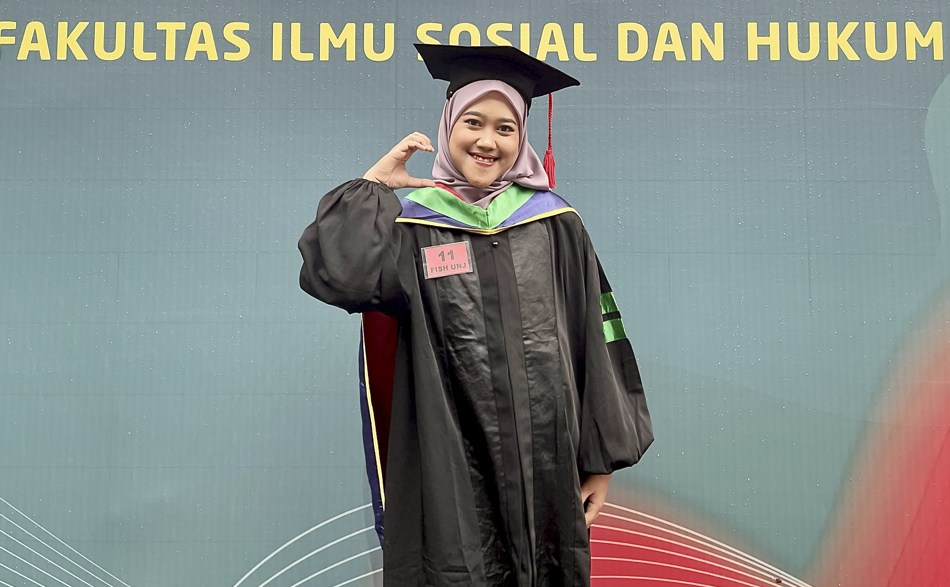 Antara Mengajar dan Mengasuh, Melda Amelia Rohana Raih Lulusan Terbaik Magister FISH UNJ