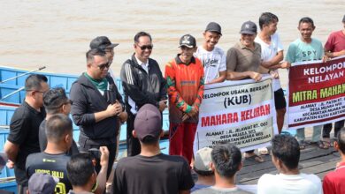 Bupati Kunjungi Muara Wis: Serahkan Bantuan dan Tinjau Program Unggulan Kukar Idaman