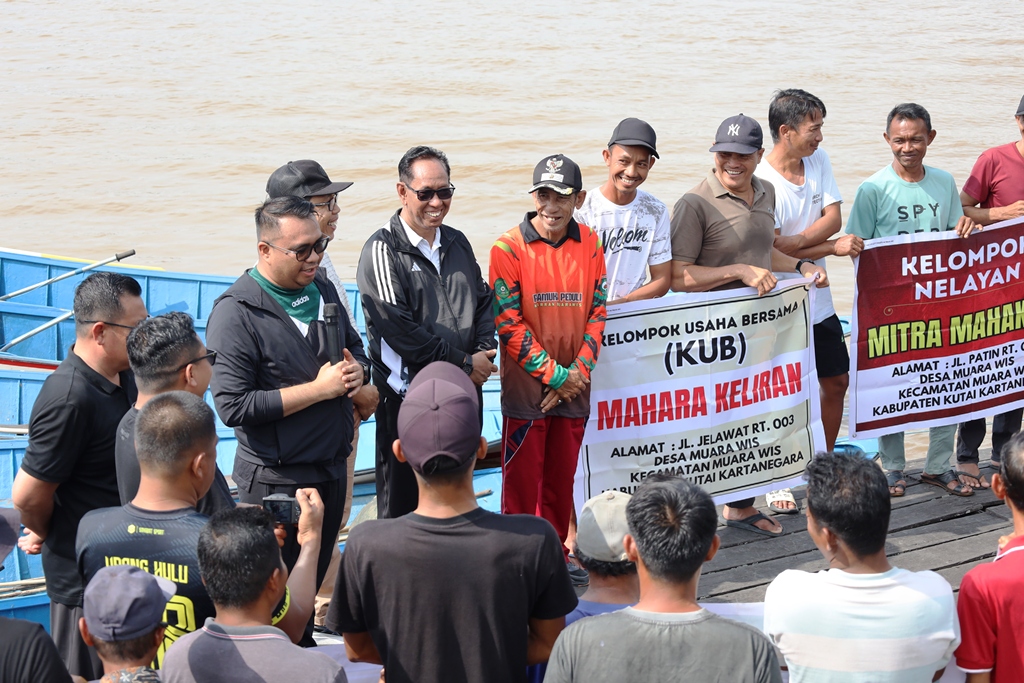 Bupati Kunjungi Muara Wis: Serahkan Bantuan dan Tinjau Program Unggulan Kukar Idaman