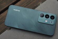 Liburan Akhir Tahun Lebih Seru dengan Smartphone Tahan Air dan Baterai Tahan Lama