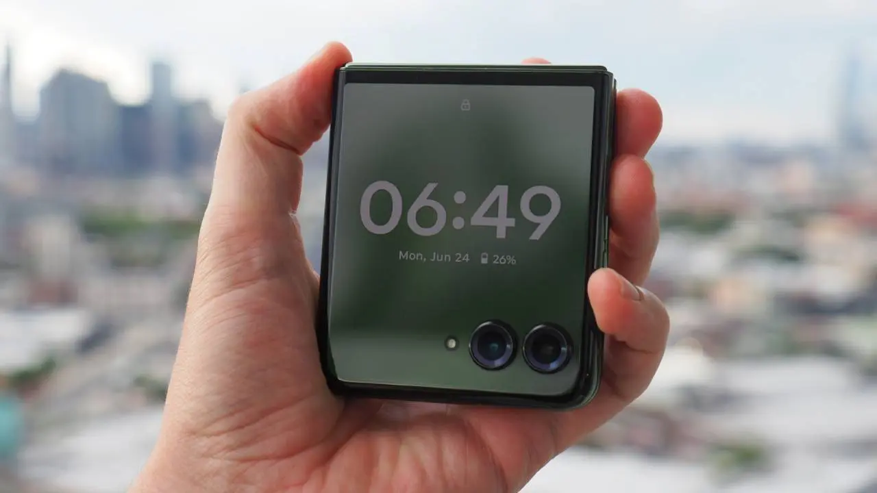 Motorola Razr 50 Ultra dapat update Android 16, fitur baru dan optimalisasi sistem lengkap