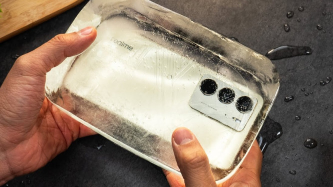 Realme C75 Dibekukan dalam Es, Tetap Hidup! Garansi Anti Air Bikin Kejutan