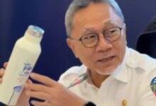 Zulkifli Hasan Pegang Cerutu Saat Makan Sate: Publik Terkecoh dengan Harga yang Terungkap!