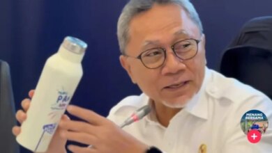 Zulkifli Hasan Pegang Cerutu Saat Makan Sate: Publik Terkecoh dengan Harga yang Terungkap!