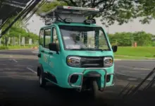 Pilihan Motor Listrik Roda 3 Kabin Tertutup, Tangguh Melaju Saat Hujan deras!